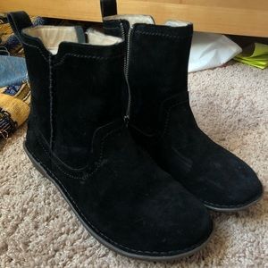 Suede authentic neevah UGG booties